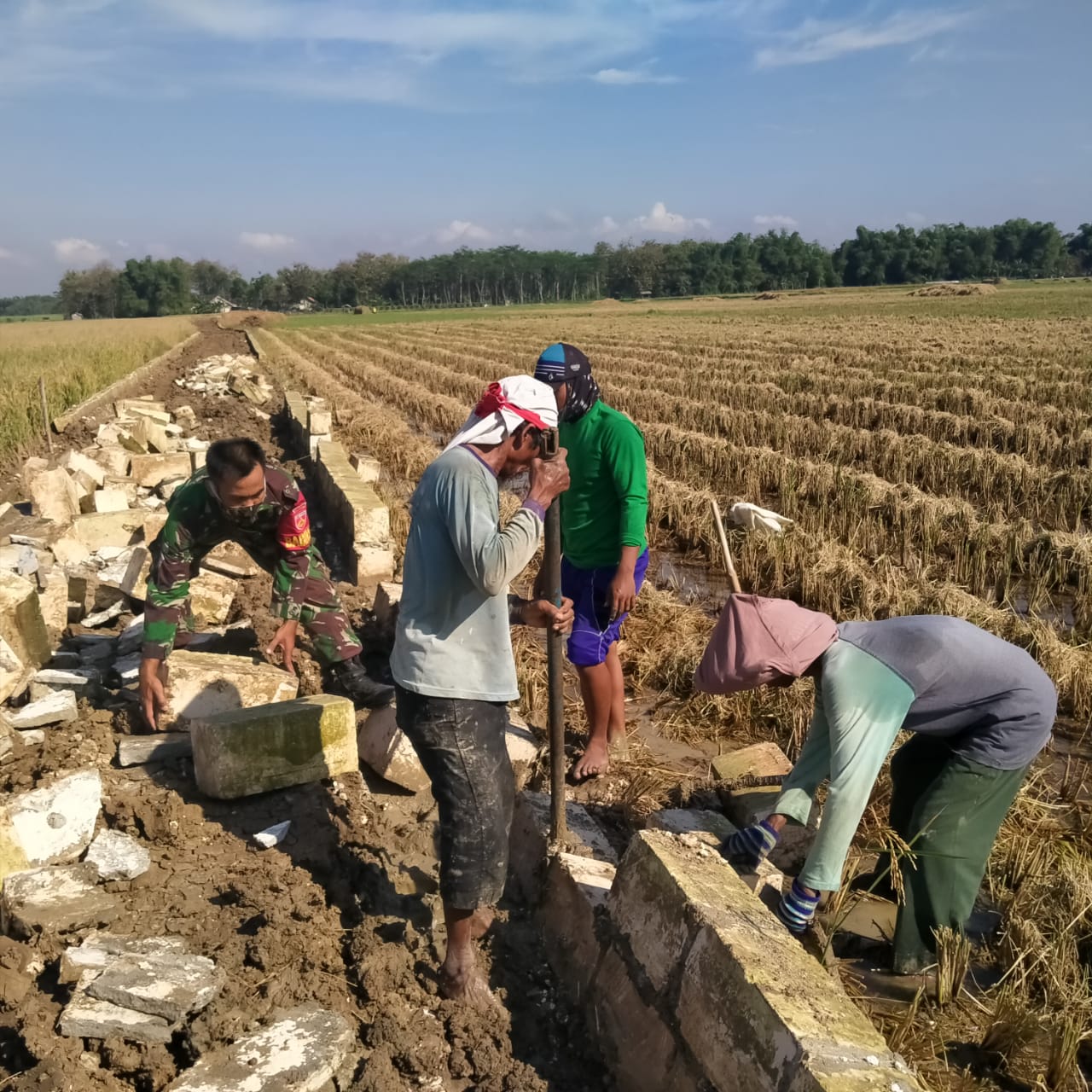 Akibat Truck Material Yang lewat, Pondasi Pembatas jalan Dibongkar Akibat Truck Material Yang lewat, Pondasi Pembatas jalan Dibongkar