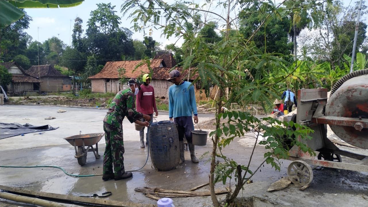 Bantu Warga Memperbaiki Selang Air Yang Putus Bantu Warga Memperbaiki Selang Air Yang Putus