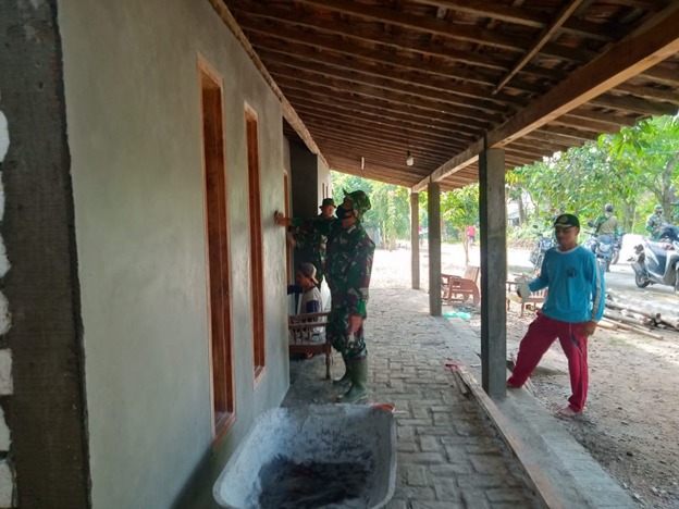 Satgas TMMD dan Warga Mengerjakan Penyelesaian Pengacian Dinding Rumah Satgas TMMD dan Warga Mengerjakan Penyelesaian Pengacian Dinding Rumah