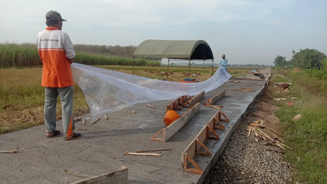 Plastik Penutup Jalan Dibuka dan Digunakan Kembali di Lokasi Pengecoran Yang Baru