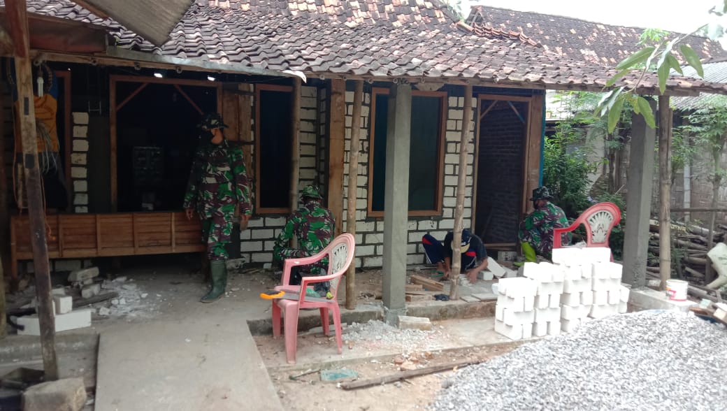 TNI Bersama Warga Terus Kebut Rehab Rumah Tidak Layak Huni Milik Subekti Priyo