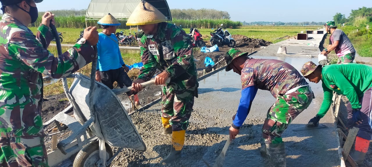 Tumpahkan Semua Isi Cor Demi Tercipta Jalan Penghubung   Antar Kampung