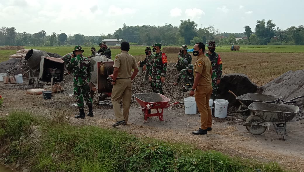 Dandim 0718/Pati Tinjau Lokasi Pengecoran Jalan