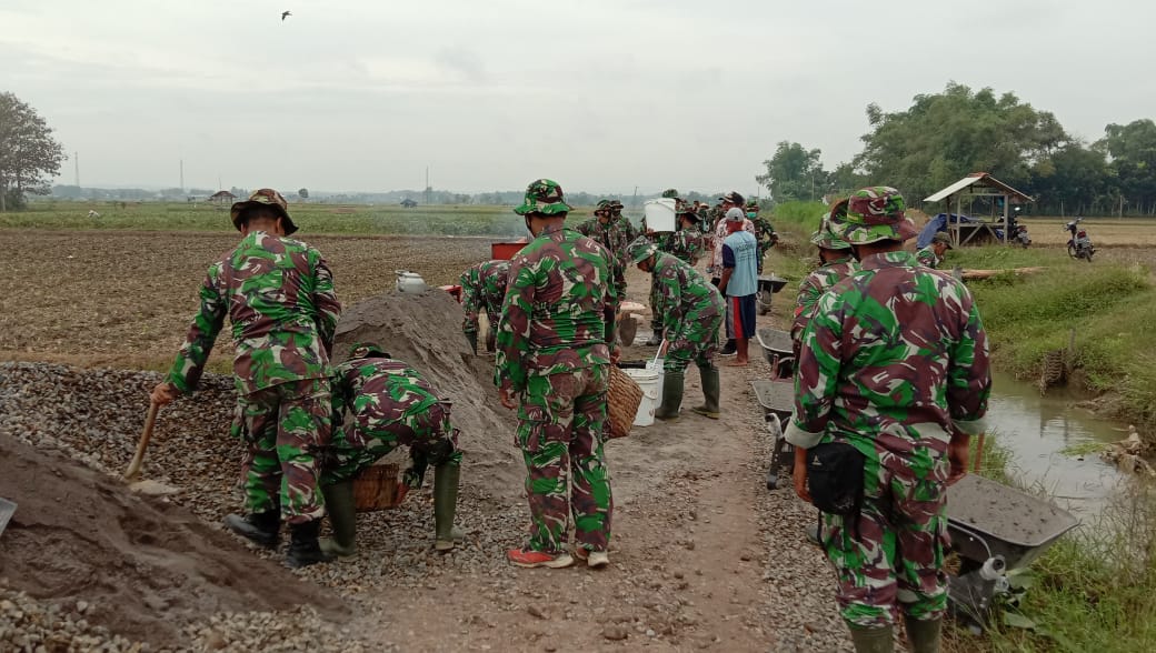 TNI Sigap Bergantian Memasukkan Material ke Alat Mesin Molen