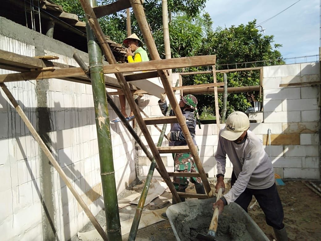 Satgas TMMD Setelah Pemasangan Hebel Dilanjut Pemasangan Balok Slof