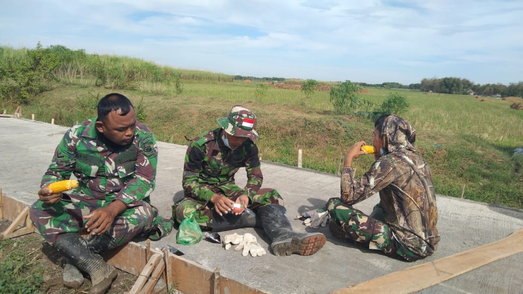 Keasyikan Tersendiri Makan Jagung Rebus di Saat Istirahat Bekerja