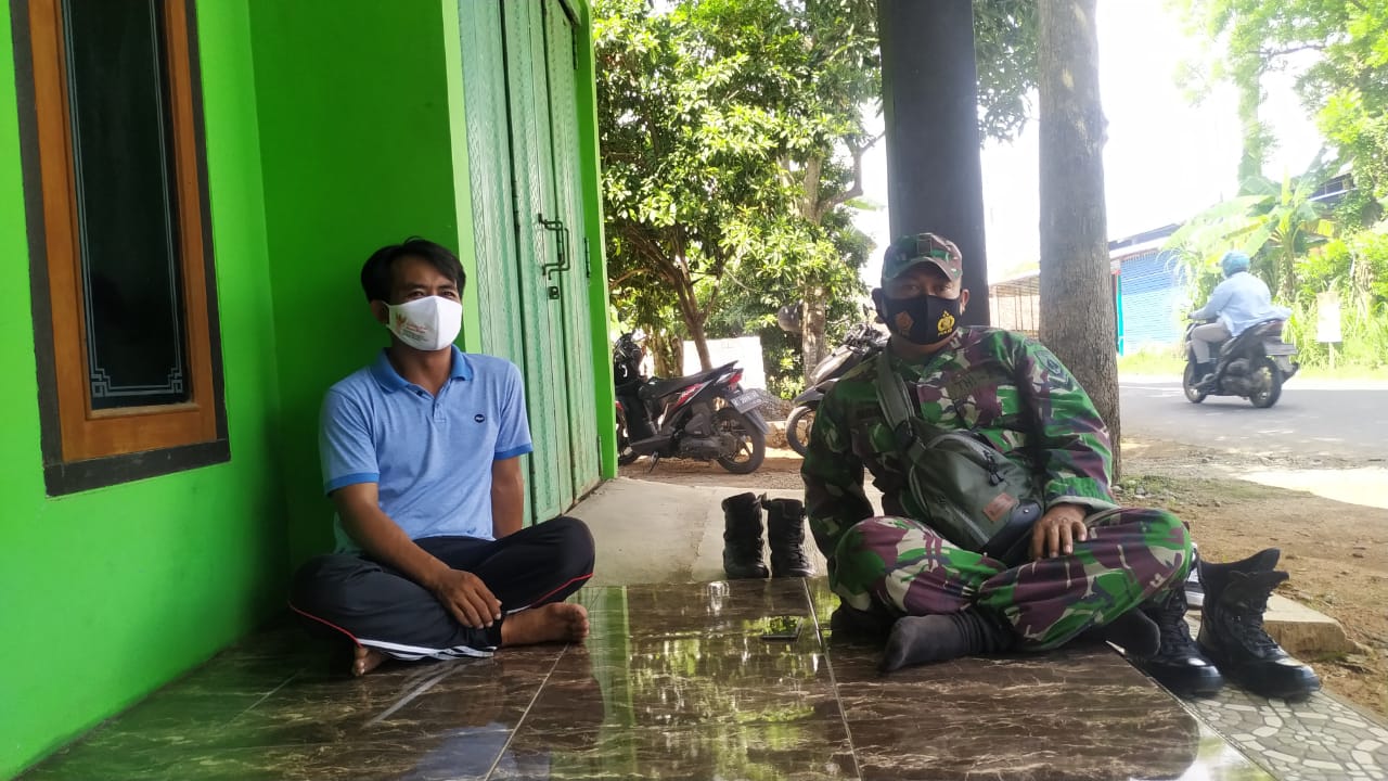 Babinsa Bagikan Masker Di Sela-Sela Kegiatan TMMD Reg 111