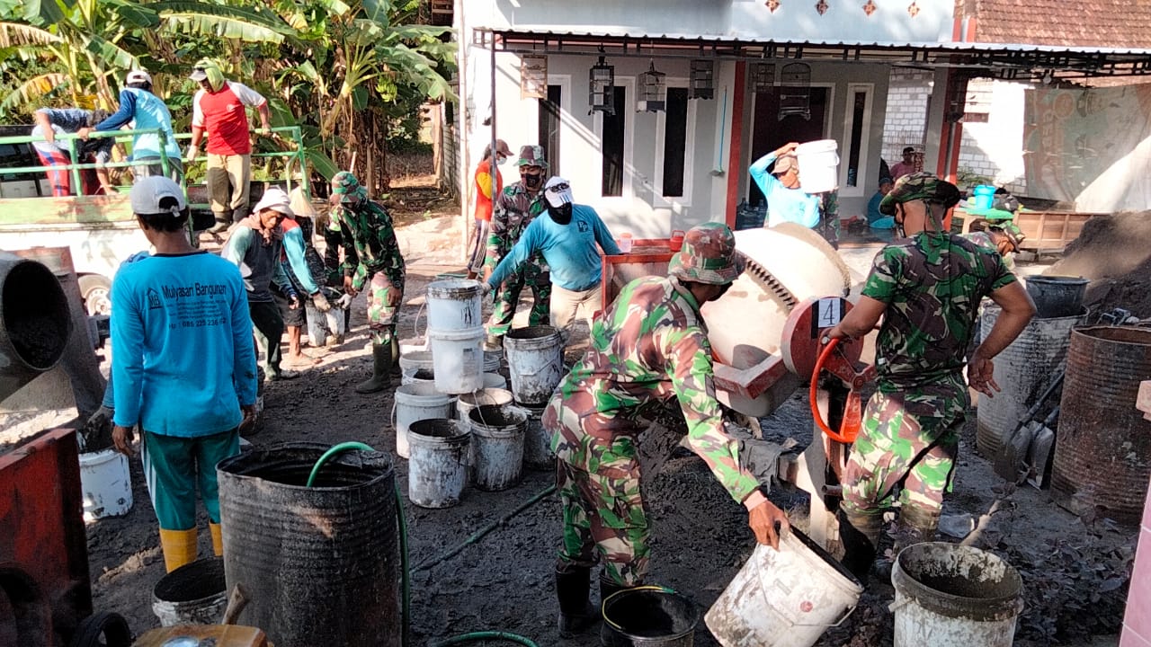 TNI Bersama Masyarakat Gotong Royong Pengecoran Jalan Desa Tamansari