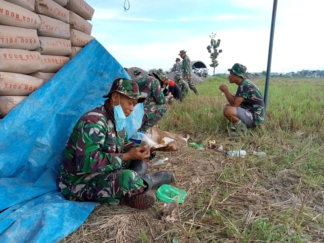 Nikmatnya Sarapan Bersama di Lokasi Kerja Pengecoran Jalan