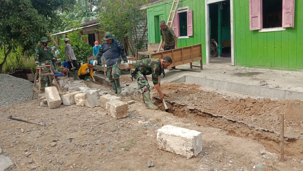 Awali Penggalian Pondasi Satgas TMMD Dibantu Warga