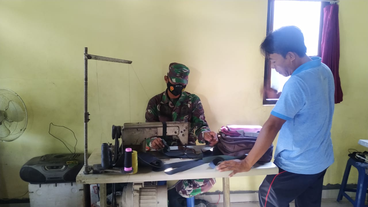 Cerita Anggota Satgas TMMD Reg. 111 Pati Belajar Menjahit Cerita Anggota Satgas TMMD Reg. 111 Pati Belajar Menjahit