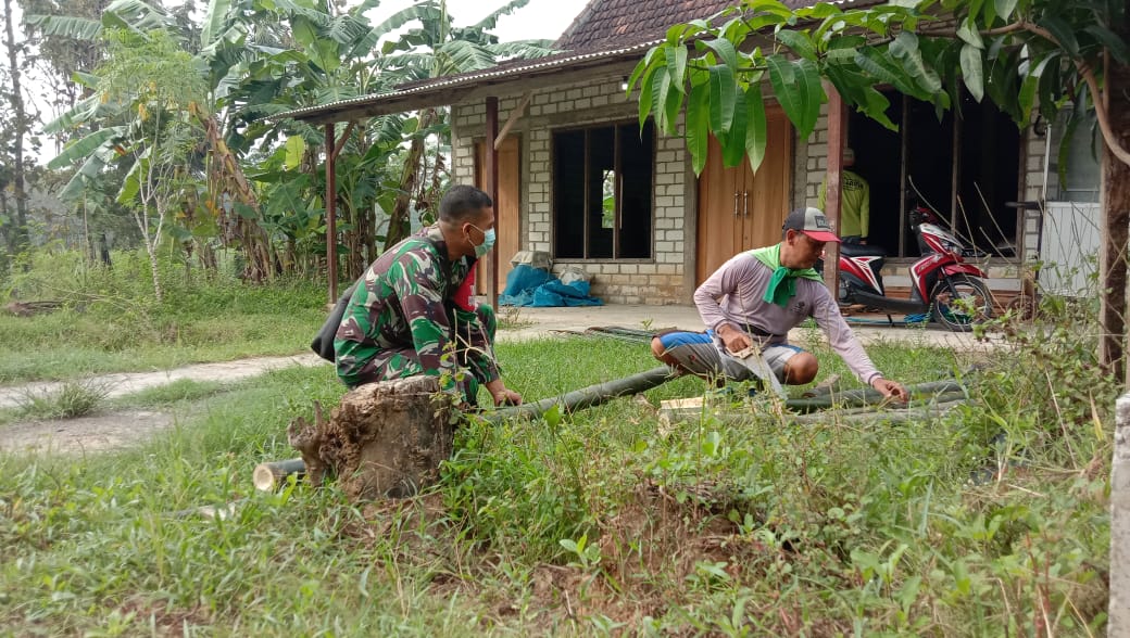 Anggota Satuan Tugas TMMD 111 Silaturahmi di Rumah Warga Tamansari