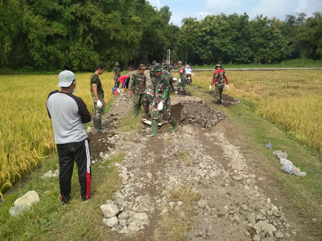 Begini Kompaknya…TNI Bersama Warga Ratakan  Jalan Sebelum Dilakukan Pengecoran