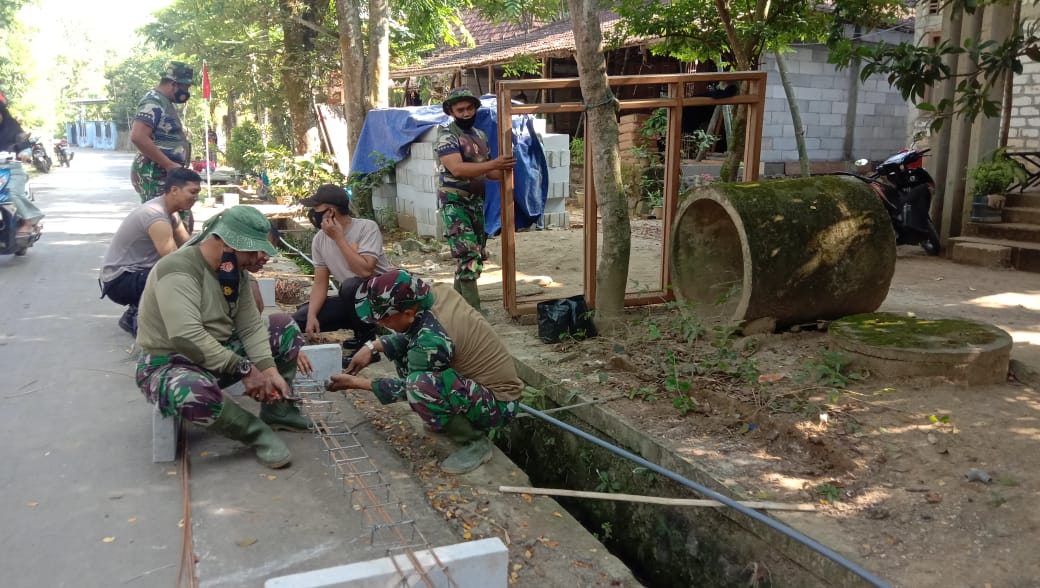 TNI – Polri Bersinergi Rehab RTLH rakit Besi Kolom Sloof TNI – Polri Bersinergi Rehab RTLH rakit Besi Kolom Sloof