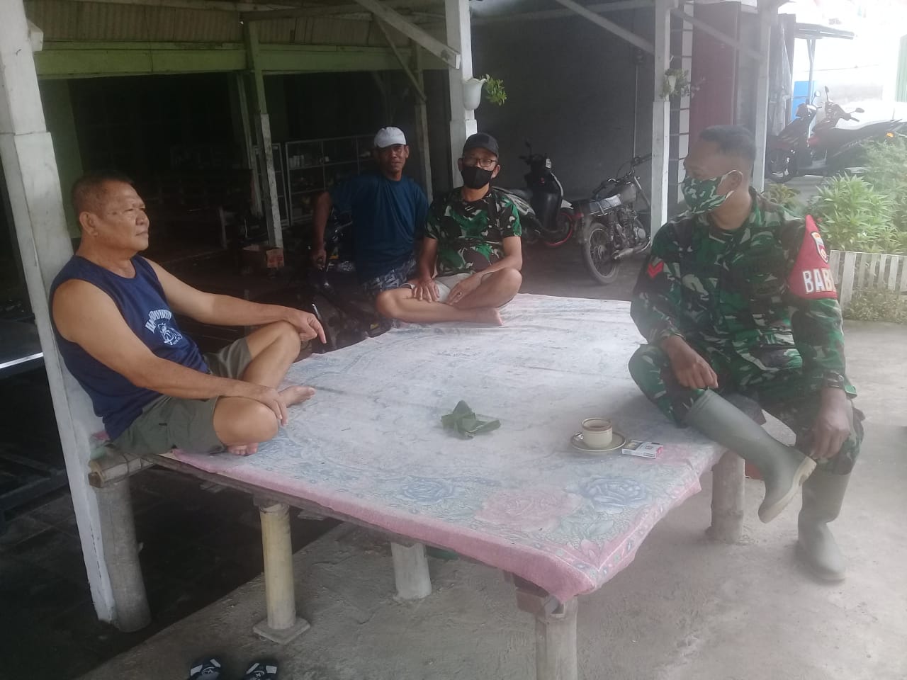 Anjangsana Membangun Keakraban antara TNI dengan Masyarakat Anjangsana Membangun Keakraban antara TNI dengan Masyarakat