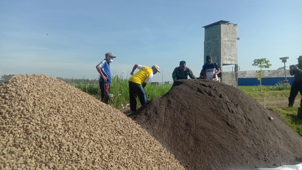 Mbah Jamal Sang Perangkat Desa Penggerak Semangat Anggota Satgas TMMD Mbah Jamal Sang Perangkat Desa Penggerak Semangat Anggota Satgas TMMD