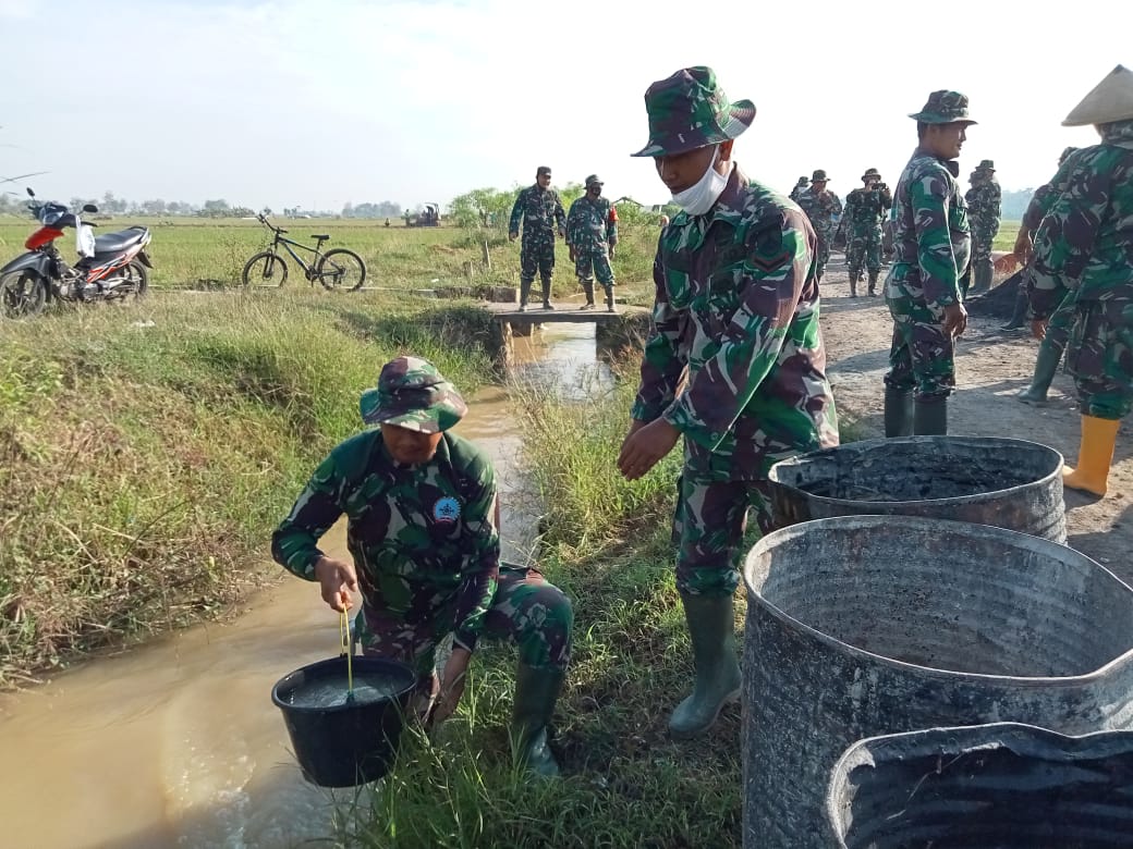 Ambil Air di Sungai Irigasi Sawah, Untuk Mencukupi Kebutuhan Pengecoran Jalan. Ambil Air di Sungai Irigasi Sawah, Untuk Mencukupi Kebutuhan Pengecoran Jalan.