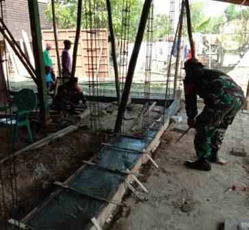 Pembongkaran Papan Begesting Cor Pembuatan Sloof, Pra TMMD Ke 111 Kodim 0718/Pati Pembongkaran Papan Begesting Cor Pembuatan Sloof, Pra TMMD Ke 111 Kodim 0718/Pati