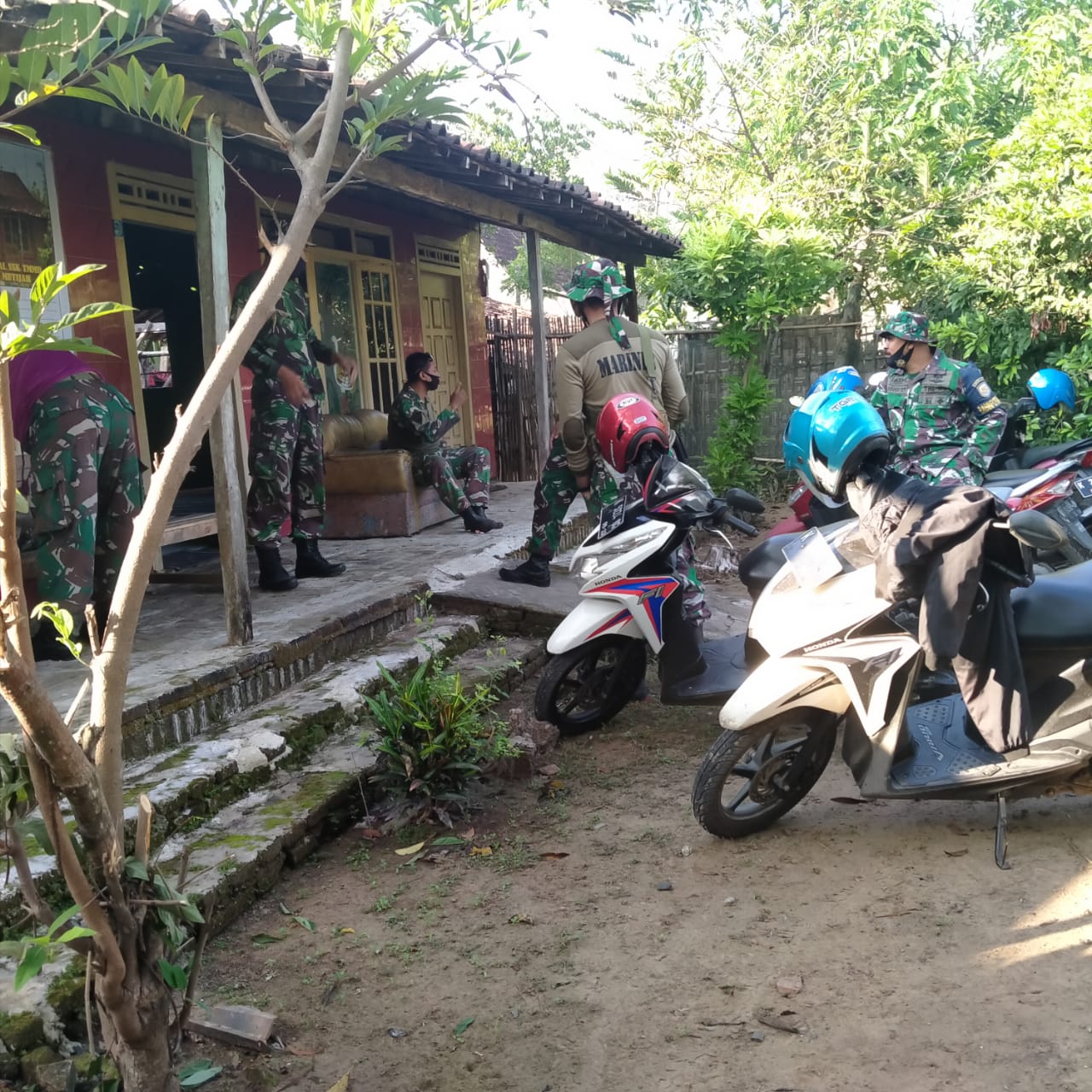 Rumah Susanti Jadi Tempat Singgah Tim Satgas Sebelum Apel Pagi Rumah Susanti Jadi Tempat Singgah Tim Satgas Sebelum Apel Pagi