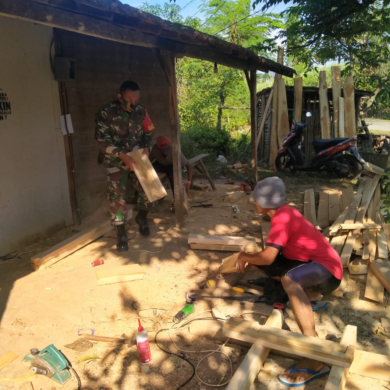 Bukan Sekedar Tukang Kayu Biasa, Tukang kayu Berseragam Loreng