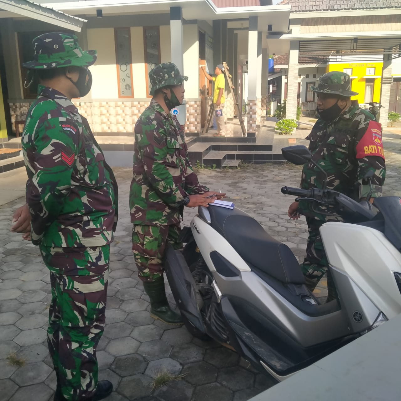 Agar Efektif Kerja Dan Efesiensi Waktu, Babinsa Desa Tamansari Berkordinasi Dengan Kordinator Lapangan Agar Efektif Kerja Dan Efesiensi Waktu, Babinsa Desa Tamansari Berkordinasi Dengan Kordinator Lapangan