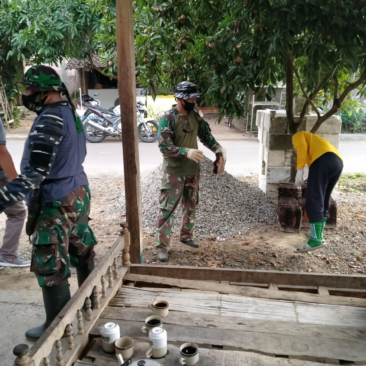 Secangkir Kopi Dalam Balutan Semangat Gotong Royong Anggota TMMD Secangkir Kopi Dalam Balutan Semangat Gotong Royong Anggota TMMD