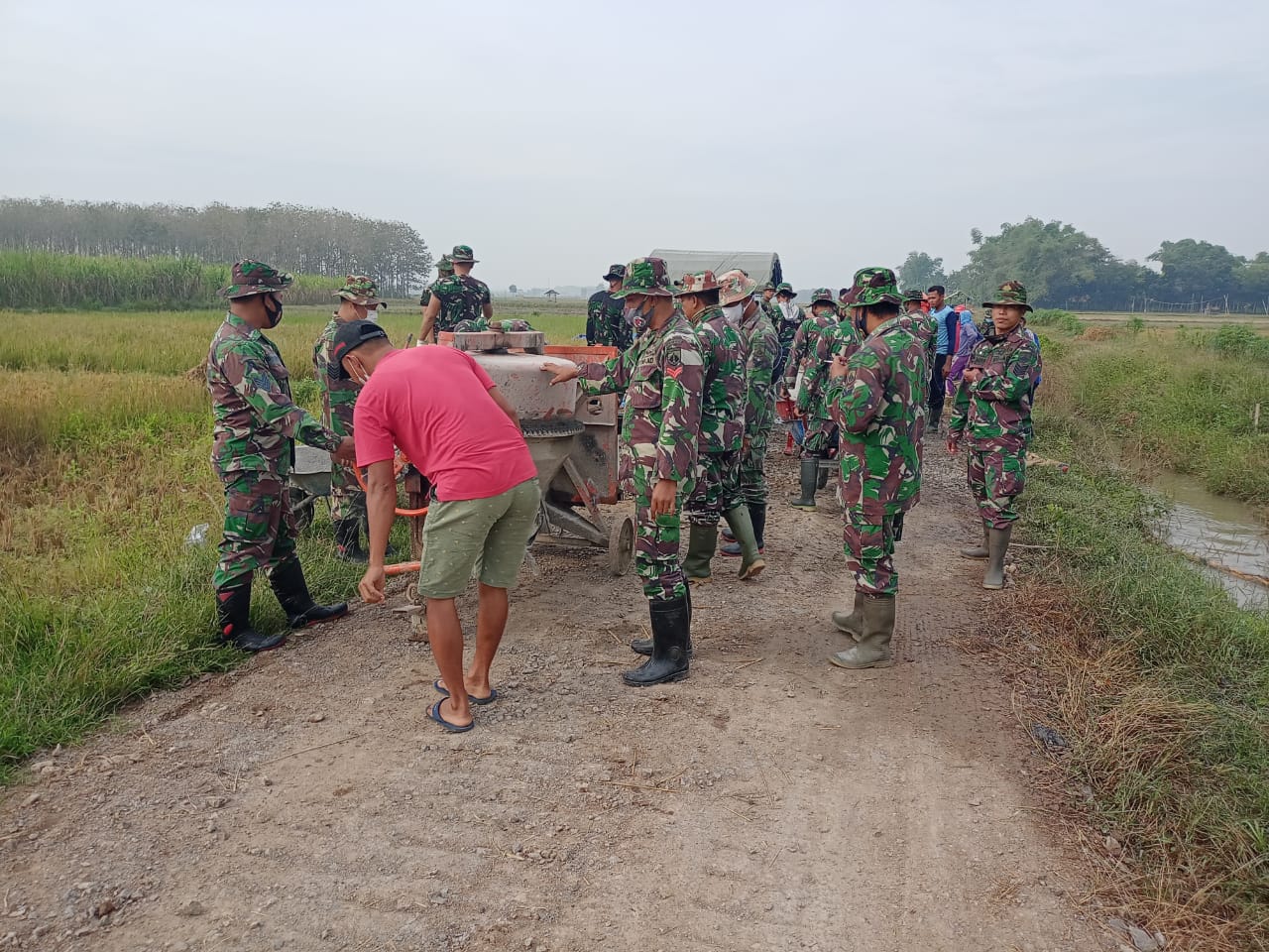 Kerja Sama Tim Anggota Satgas TMMD Saat Geser Mesin Molen