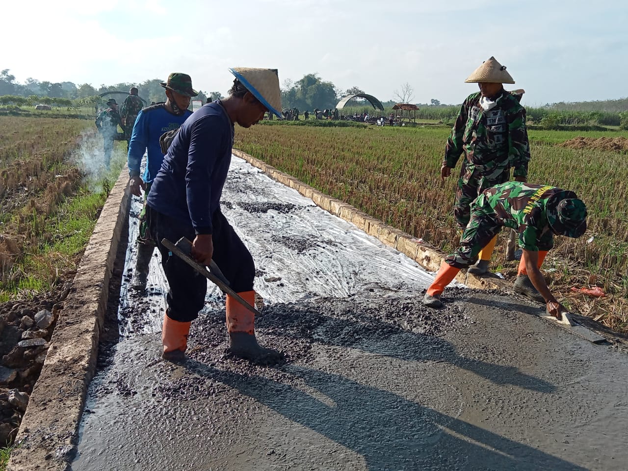 Layaknya Orang Menari, Gerakan Sertu Sigit Begitu Lincah Meratakan Adukan. Layaknya Orang Menari, Gerakan Sertu Sigit Begitu Lincah Meratakan Adukan.