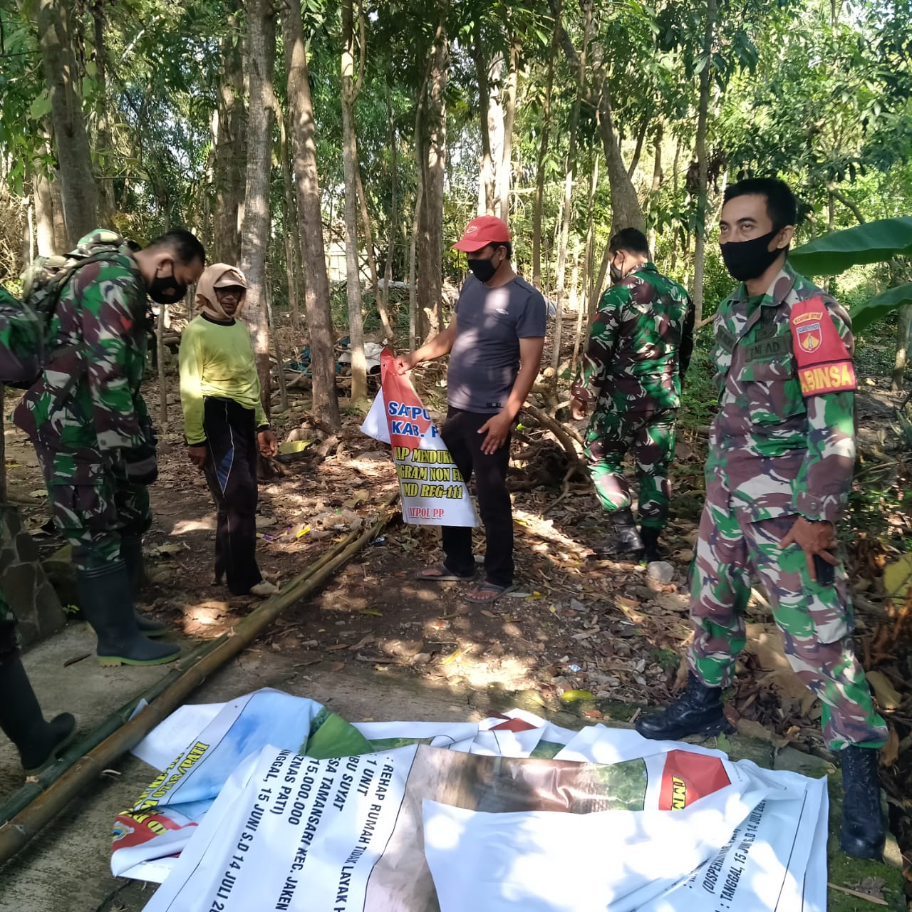 Anggota TNI Dan Warga Antusias Untuk Penyiapan Upacara Pembukaan TMMD Ke 111 kodim 0718/Pati Anggota TNI Dan Warga Antusias Untuk Penyiapan Upacara Pembukaan TMMD Ke 111 kodim 0718/Pati