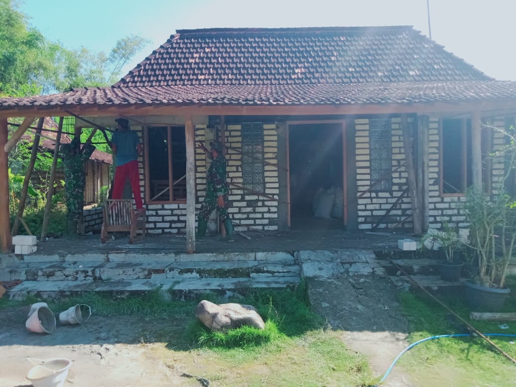 Copot Skur Kusen RTLH Milik Ngarji, Satgas TMMD Siap Pasang Daun Pintu Dan Jendela Copot Skur Kusen RTLH Milik Ngarji, Satgas TMMD Siap Pasang Daun Pintu Dan Jendela