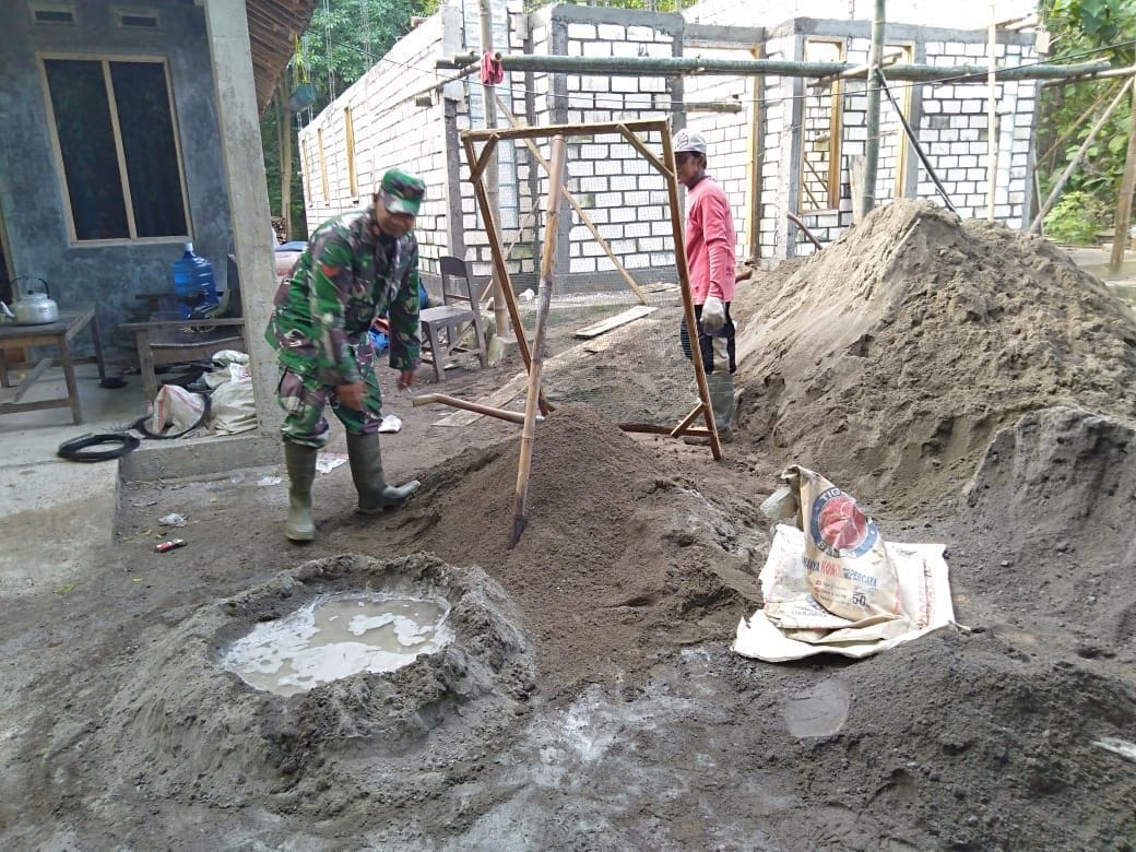 Anggota Satgas Dan Warga Kompak Mengayak Pasir Anggota Satgas Dan Warga Kompak Mengayak Pasir