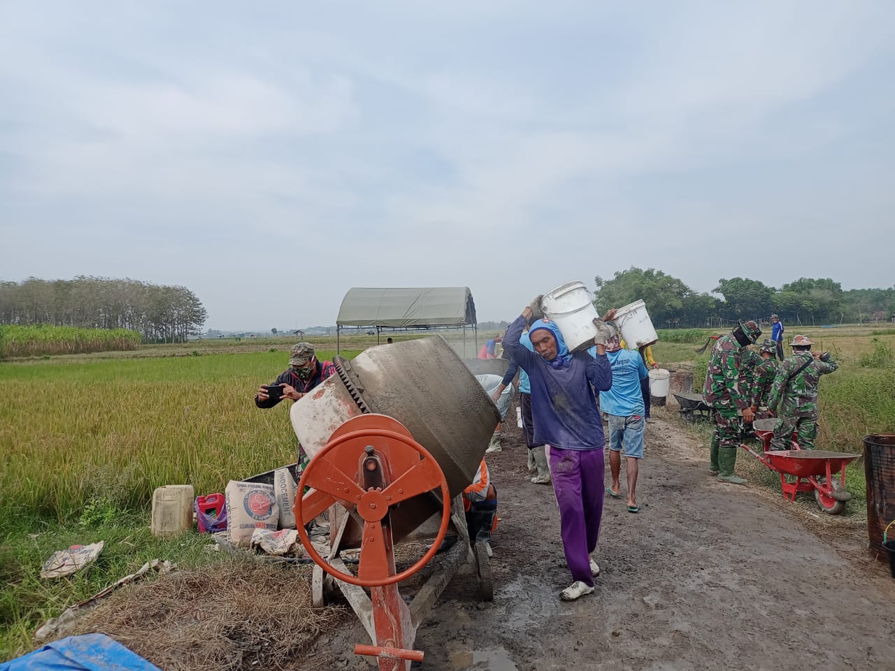 Semangat Gotong-royong Satgas TMMD Dan Masyarakat Selalu Terjaga