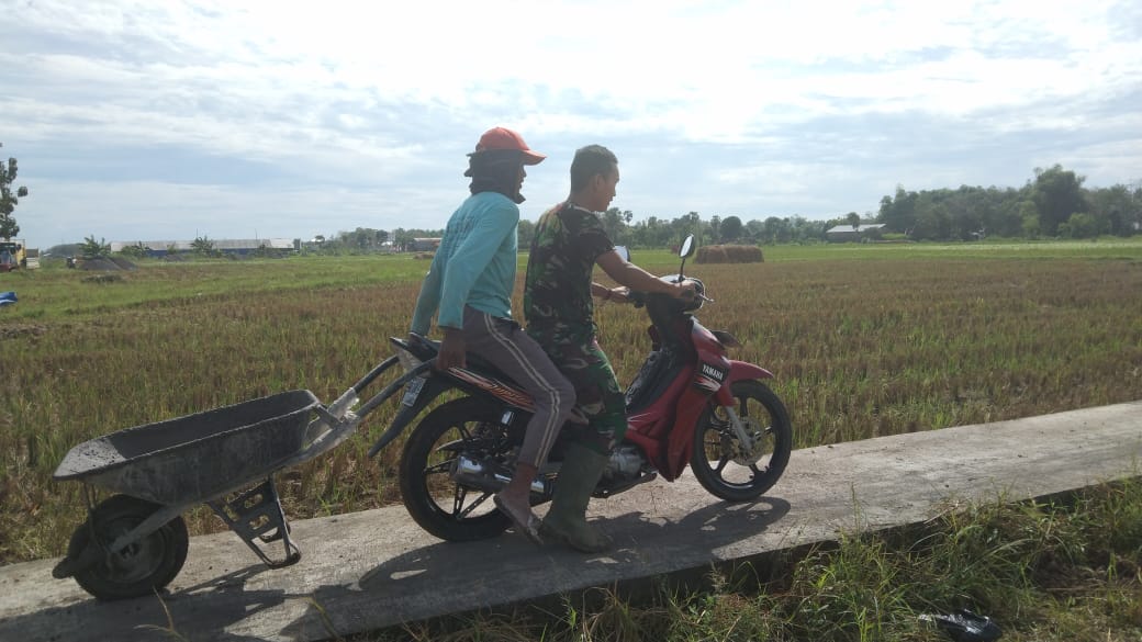 Mengunakan Sepeda Motor Tarik Angkong Yang Rusak