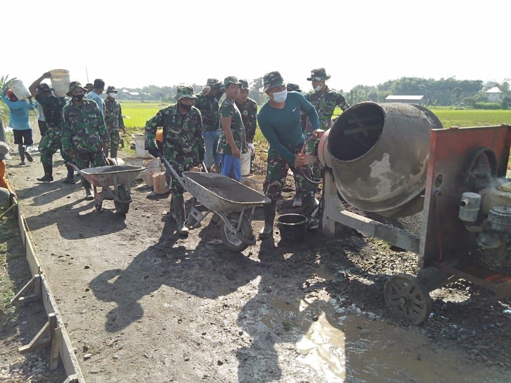 Semangat Gotong Royong Dalam Antrian Tumpahan Isi Molen