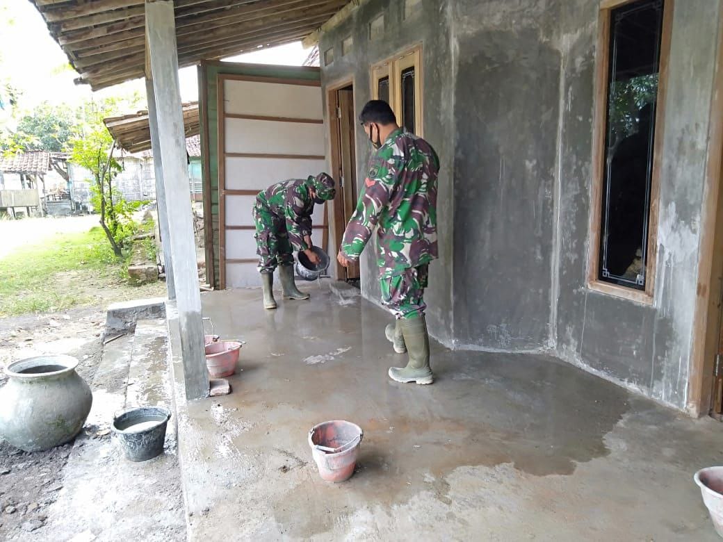 Finishing RTLH, TNI Sirami Lantai Rumah Sutiah