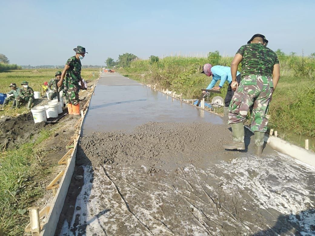 Semangat Terus ! Satgas TMMD Pati Lanjut Betonisasi Semangat Terus ! Satgas TMMD Pati Lanjut Betonisasi