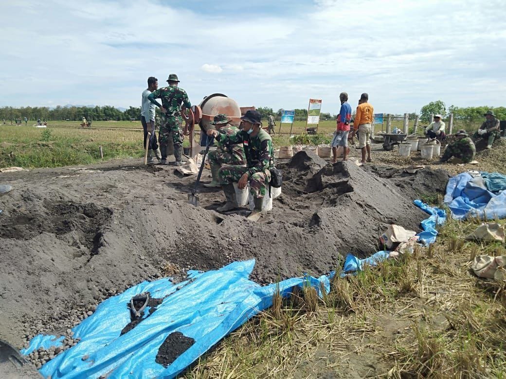 Satgas TMMD Bersama warga Istirahat Sejenak Rangka Melangsir Material Satgas TMMD Bersama warga Istirahat Sejenak Rangka Melangsir Material