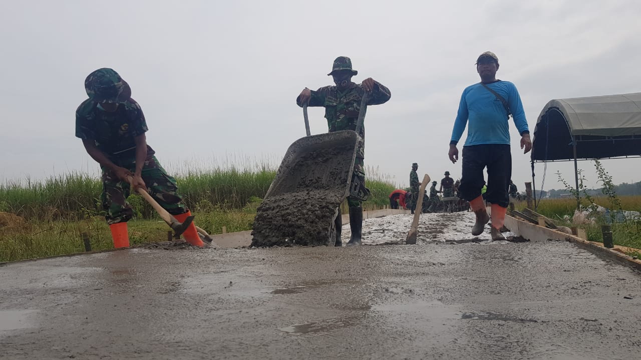 Satgas TMMD Kodim Pati Maksimalkan Pekerjaan Pengecoran Jalan Betonisasi