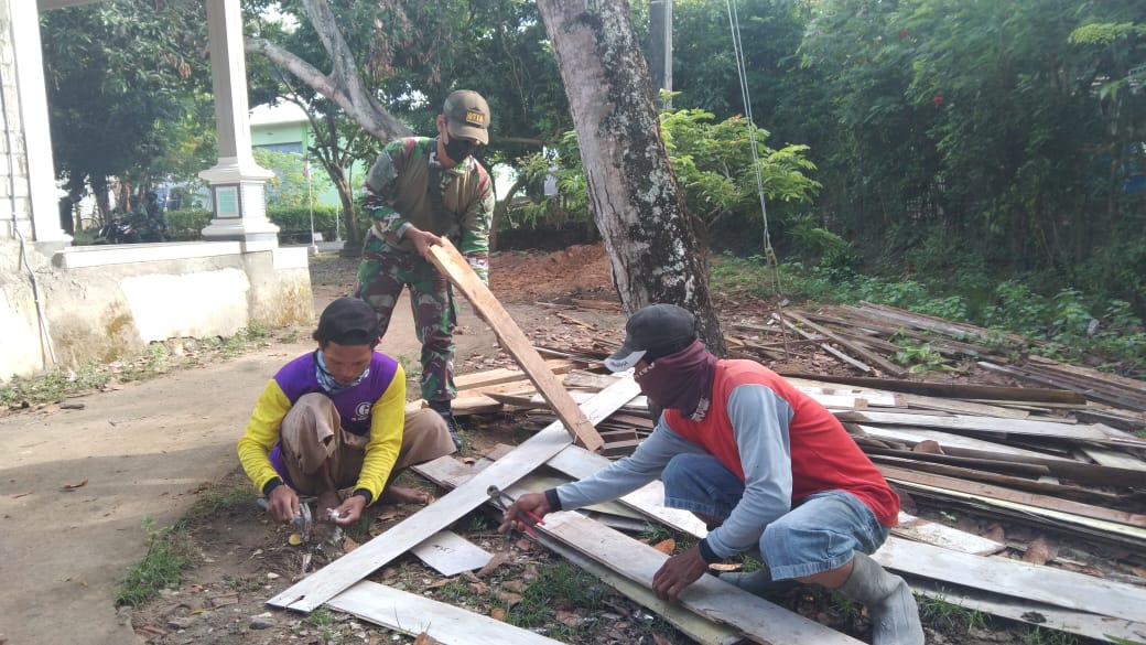 Satgas TMMD Cabuti Paku dari Kayu Sisa Bangunan