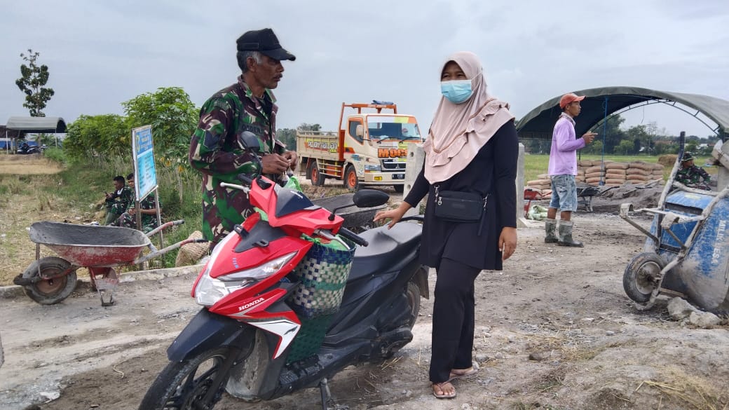 Wujud Syukur Warga Berikan Makanan Ringan Satgas TMMD Ke-111