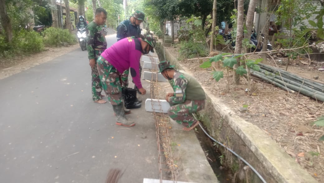 Satgas TMMD Bersama Warga Merangkai Besi Untuk Kekuatan Pembangunan Rumah