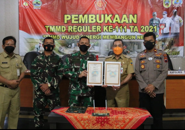 Buka TMMD Reguler ke – 111 di Desa Tamansari, Bupati mengatakan butuh kekompakan Buka TMMD Reguler ke – 111 di Desa Tamansari, Bupati mengatakan butuh kekompakan