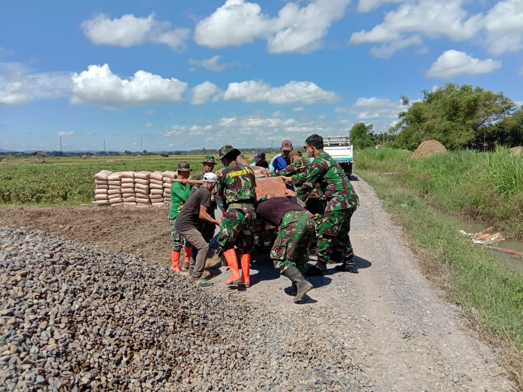 Anggota satgas TMMD Geser Mesin Molen Agar Tepat Posisinya