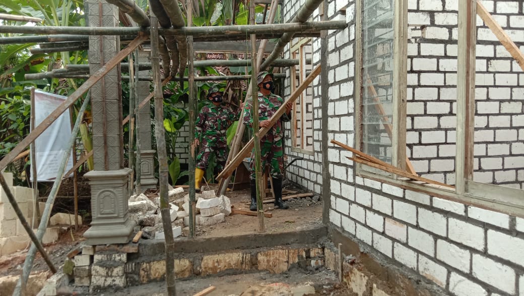 Diserbu Satgas TMMD, Progres Rehab Rumah Milik Asmuri Hari Ini Mencapai 85 % Diserbu Satgas TMMD, Progres Rehab Rumah Milik Asmuri Hari Ini Mencapai 85 %