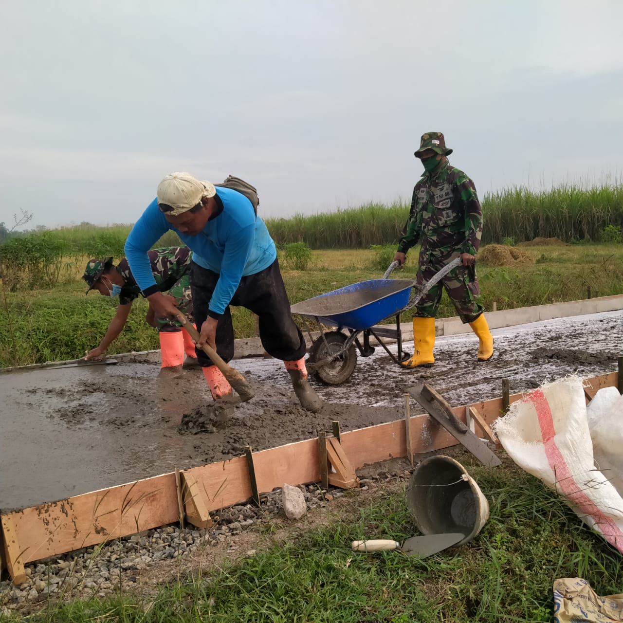 Dengan Cangkul Istimewa Warisan Mbah Kakung, Sukarman Semangat Dalam bekerja