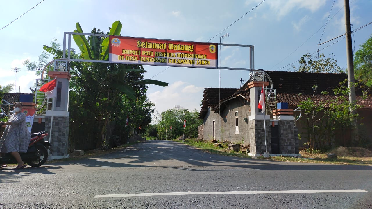 Memasuki Pintu Gerbang Desa Tamansari Dari Arah Selatan Disambut Nuansa Merah Putih Dan Banner Selamat Datang.