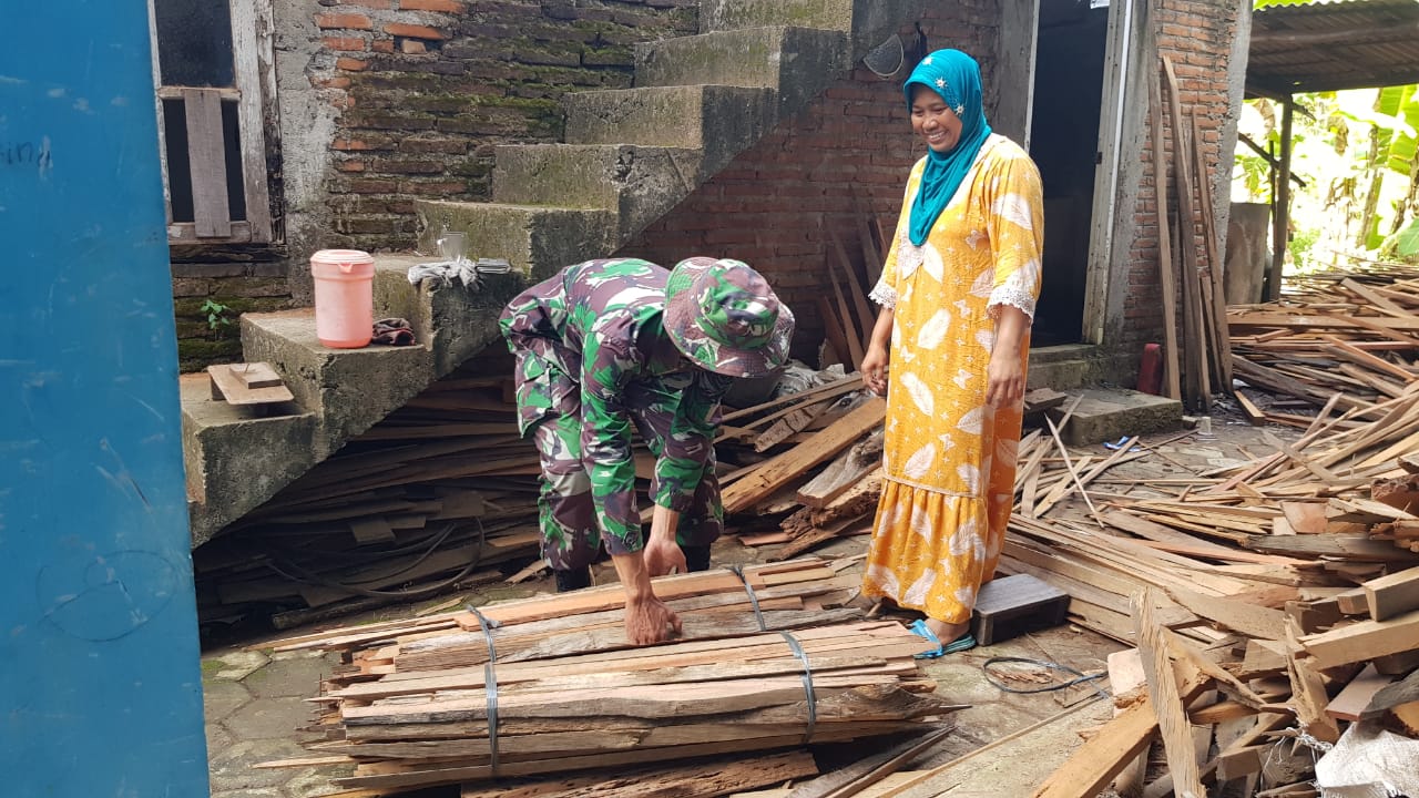 Warga Tamansari Manfaatkan Limbah Kayu Sisa Potongan Kerajinan Mebel