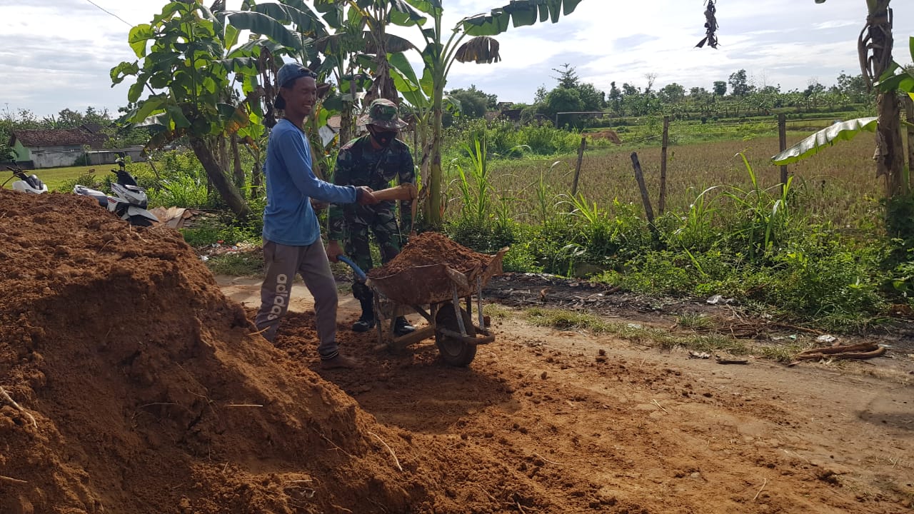 Satgas TMMD Bantu Pindahkan Tanah Urug Milik Warga