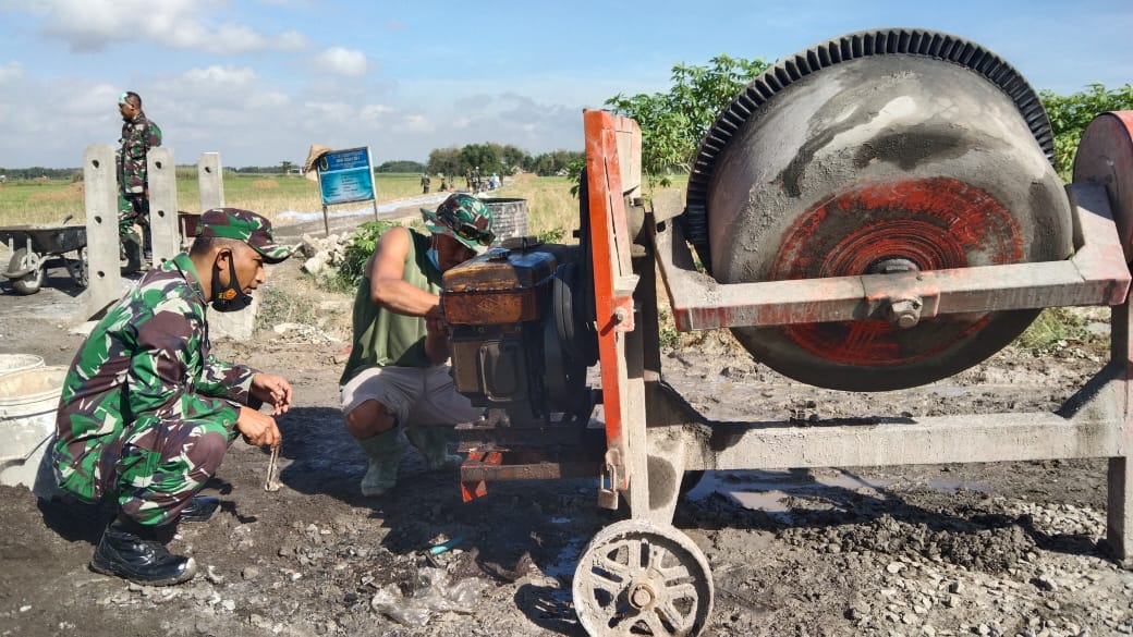 Wadan Satgas TMMD Ke- 111 Kodim 0718/Pati Ikut Membantu Perbaiki Mesin Molen Yang Rusak