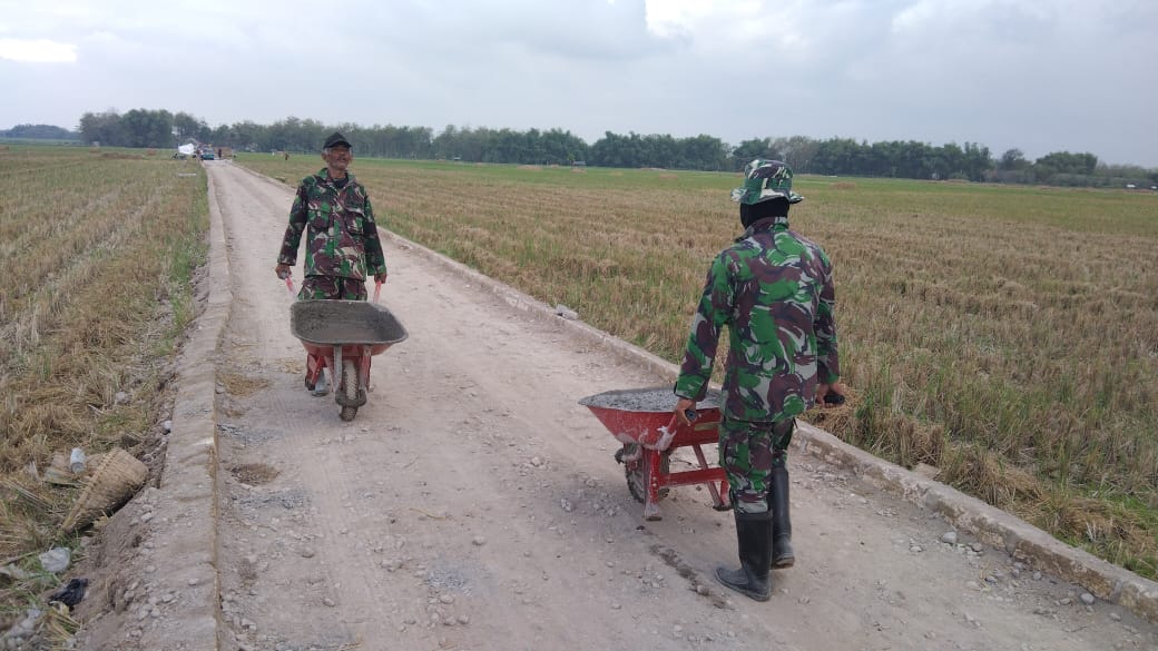 Satgas TMMD Langsir Adukan Cor Sepanjang Jalan Betonisasi Satgas TMMD Langsir Adukan Cor Sepanjang Jalan Betonisasi